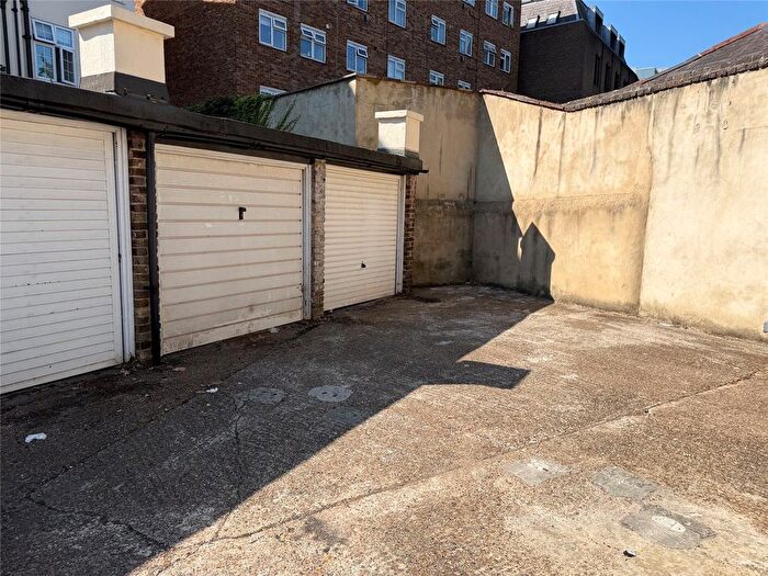 Terraced House To Rent In Paradise Road, Richmond, TW9