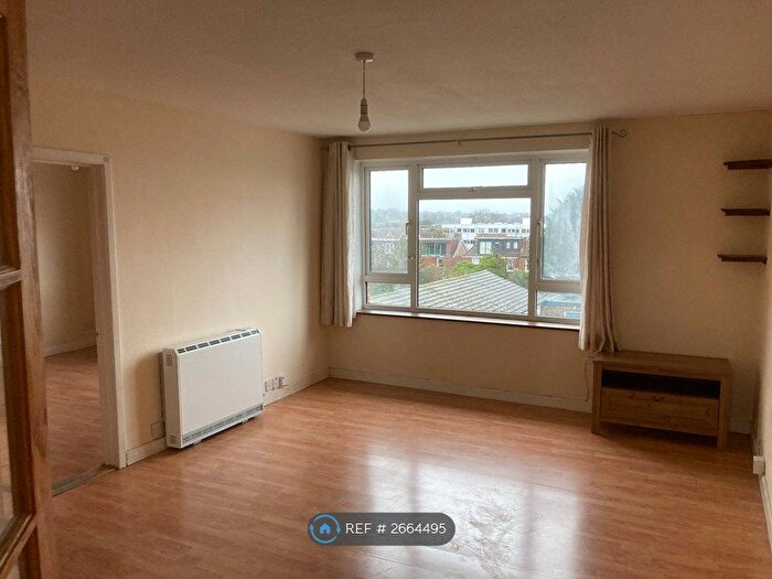 2 Bedroom Flat To Rent In Parkdale, London, N11