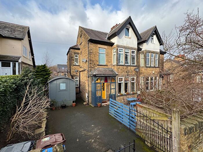 2 Bedroom Flat For Sale In Dallam Road, Shipley, West Yorkshire, BD18