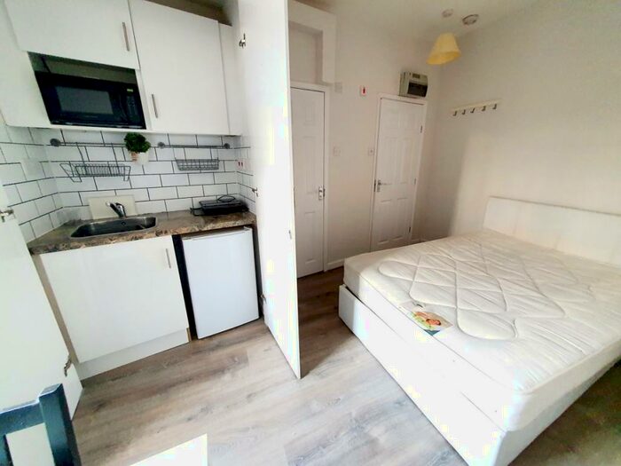 Flat To Rent In Offord Road, Islington, N1