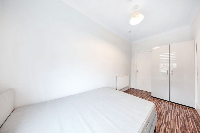 2 Bedroom Flat To Rent In Blythe Road, London, W6