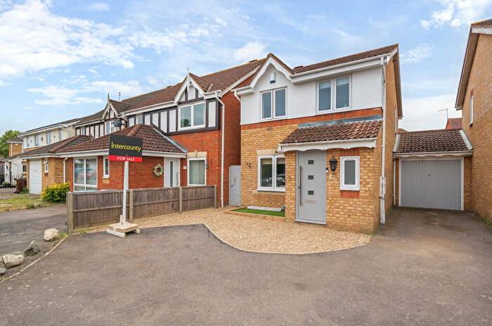 3 Bedroom Link Detached House For Sale In Heathcote Gardens, Harlow, Essex, CM17
