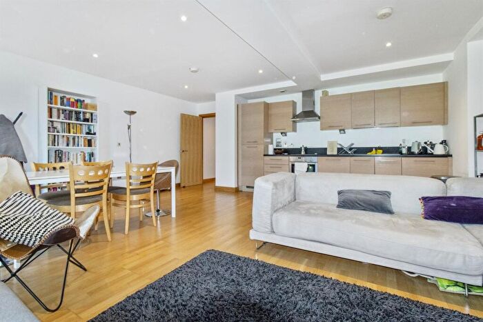 2 Bedroom Flat For Sale In Roach Road, London, E3 - Photo 2