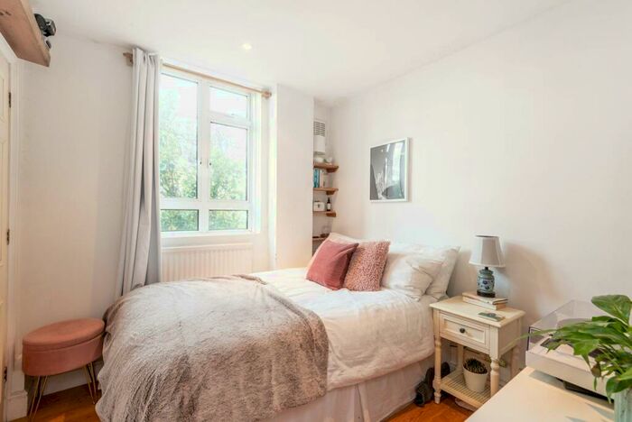 3 Bedroom Flat To Rent In King Henrys Road, Primrose Hill, London, NW3