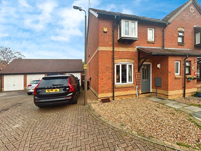 4 Bedroom Semi-detached House For Sale In Deacon Mews, Bedford, MK43