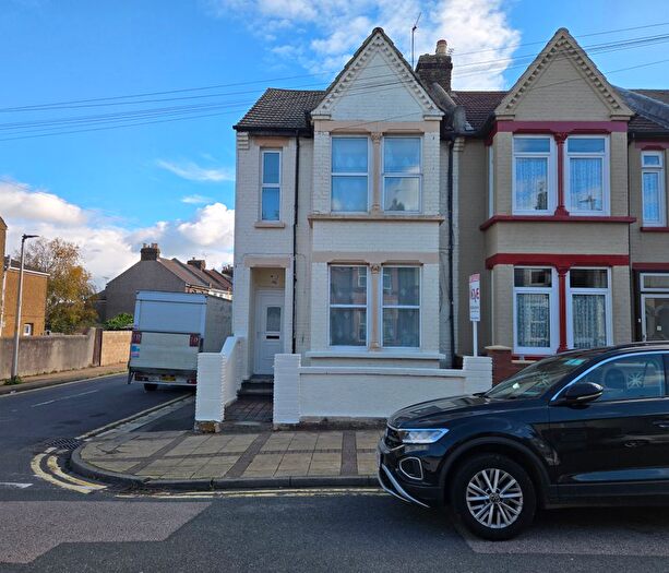 3 Bedroom End Terrace House For Sale In College Avenue, Gillingham, Kent, ME7