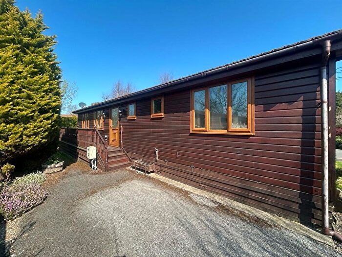 2 Bedroom Mobile/park Home For Sale In Hull Road, Wilberfoss, York, YO41