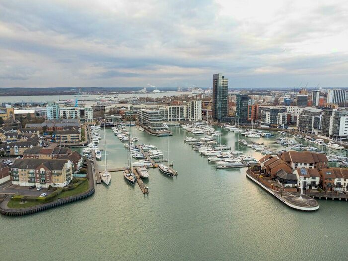 2 Bedroom Apartment To Rent In Vantage Tower, Centenary Plaza, SO19