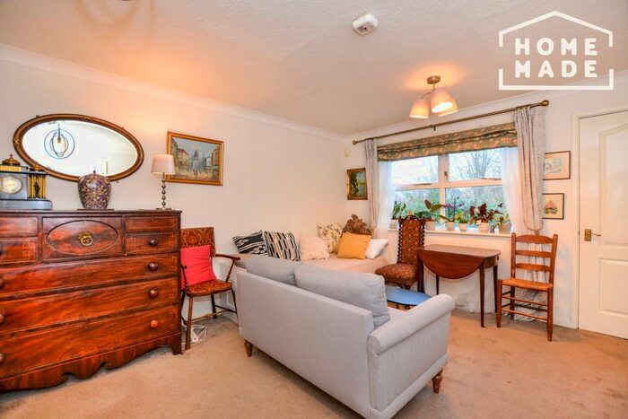 Ground Flat To Rent In Croftongate Way, SE4