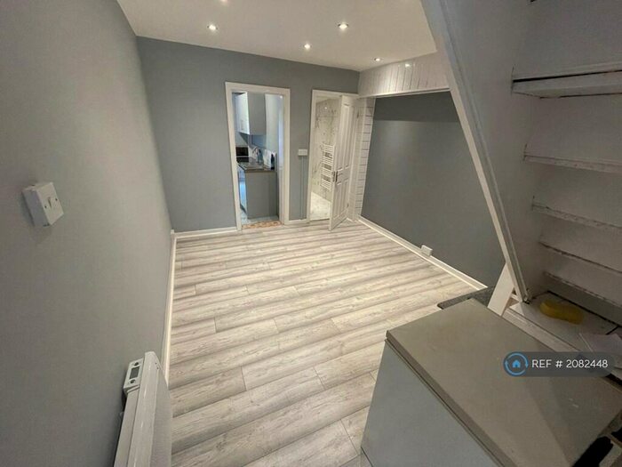 4 Bedroom Terraced House To Rent In Tuns Hill Cottages, Reading, RG6