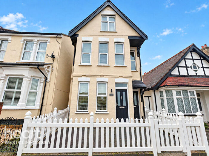 3 Bedroom Maisonette For Sale In Westcliff Park Drive, Westcliff-On-Sea, SS0