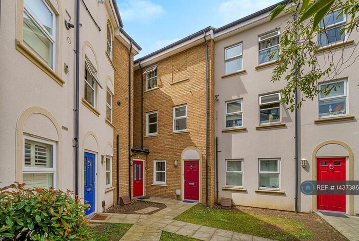 2 Bedroom Maisonette To Rent In Rothwell Court, Bromley, BR1