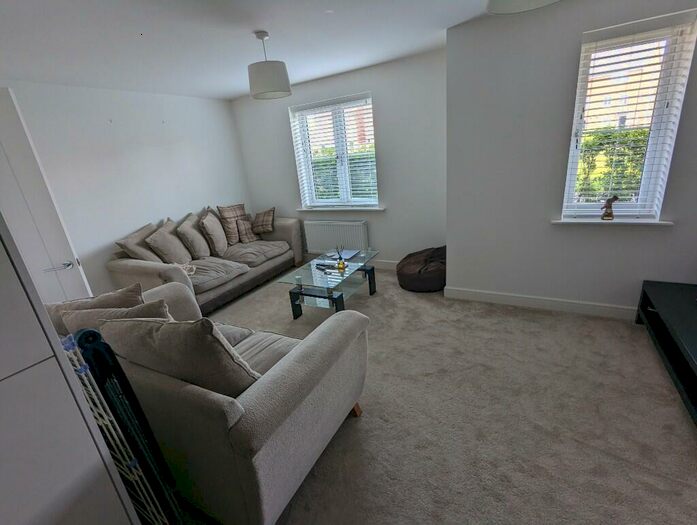 2 Bedroom Flat To Rent In Elm Drive, RG5