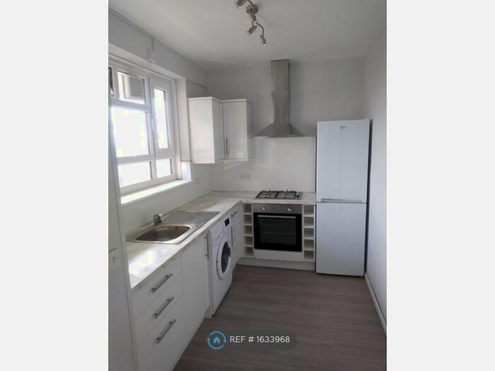 2 Bedroom Flat To Rent In Allenswood, London, SW19