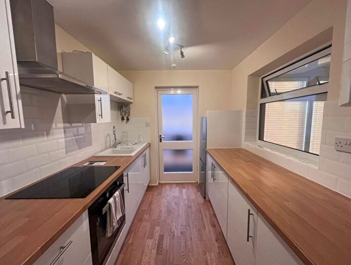 2 Bedroom Semi-Detached Bungalow For Sale In Derwent Way, Newark, Nottinghamshire, NG24