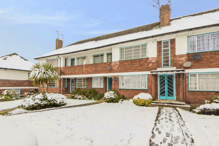 2 Bedroom Apartment To Rent In Ossulton Way, London, N2