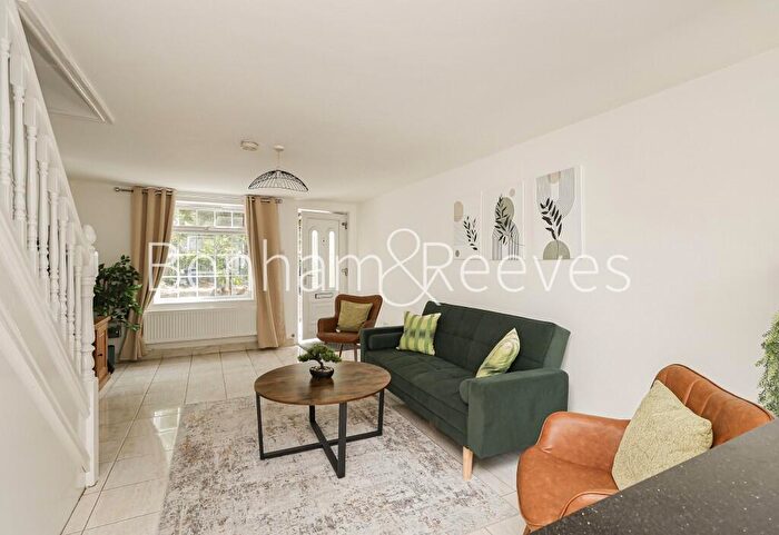 3 Bedroom Apartment To Rent In The Burroughs, Colindal, NW4