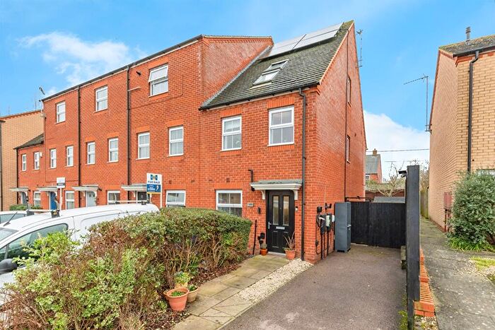 3 Bedroom Town House For Sale In Walkers Way, Roade, Northampton, NN7