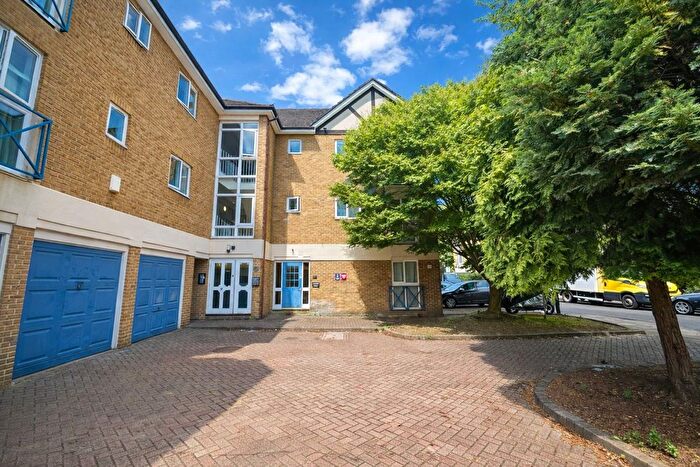 1 Bedroom Studio For Sale In Farrow Lane, London, SE14