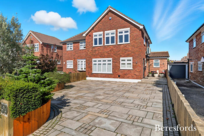 3 Bedroom Semi-Detached House For Sale In Avon Road, Upminster, RM14