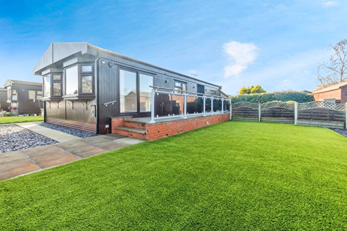 2 Bedroom Park Home For Sale In Birch Grove, Torksey, Lincoln, LN1