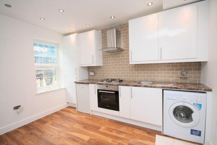 2 Bedroom Flat To Rent In Cambridge Heath Road, Bethnal Green, E2