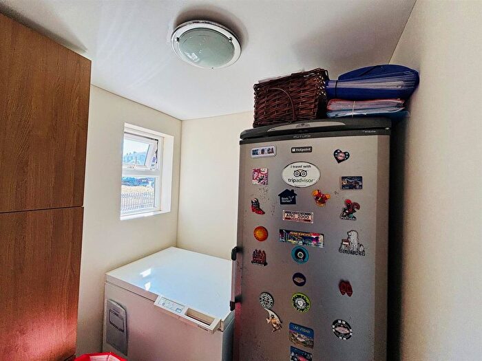 2 Bedroom End Of Terrace House For Sale In Priests Road, Swanage, BH19 - Photo 8