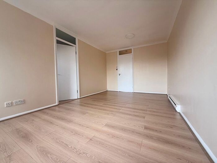 2 Bedroom Flat To Rent In Rawdon Drive, Hoddesdon, EN11