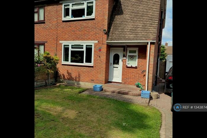 3 Bedroom Semi-Detached House To Rent In Bridle Road, Croydon, CR0