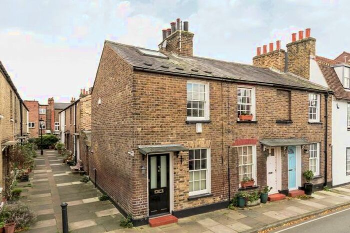 2 Bedroom Property To Rent In Lancaster Cottages, Richmond, TW10