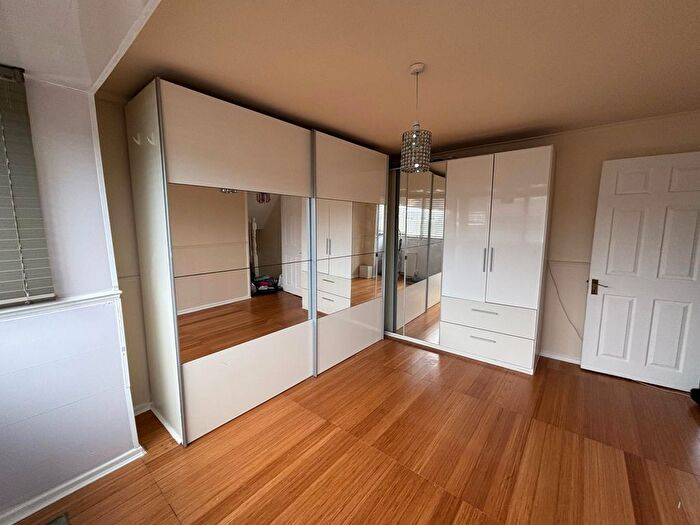 4 Bedroom Semi-Detached House To Rent In Ilford, IG5