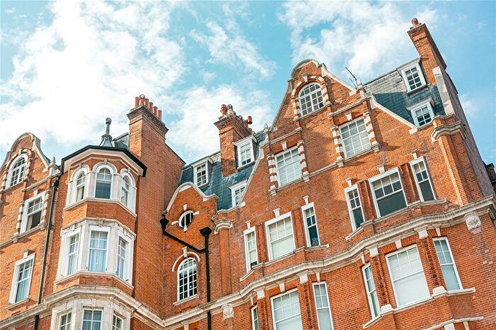 3 Bedroom Flat To Rent In South Street, Mayfair, London, W1K