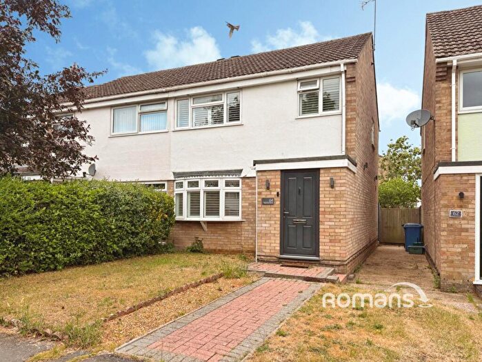 3 Bedroom Semi Detached House For Sale In Bartons Drive, Yateley, Hampshire, GU46