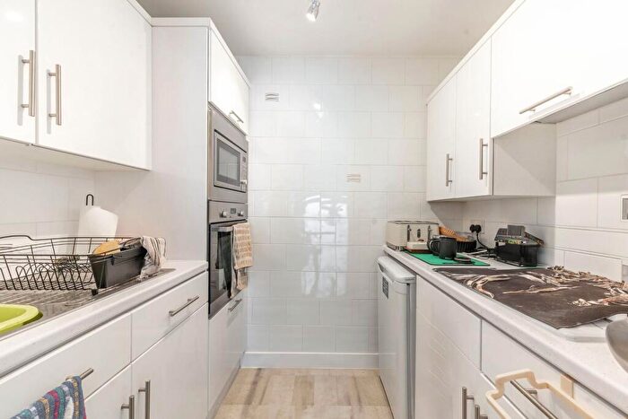 1 Bedroom Flat For Sale In Oakdene Close, Harrow, Pinner, HA5