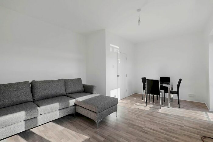 3 Bedroom Maisonette To Rent In Burbage Close, London, SE1