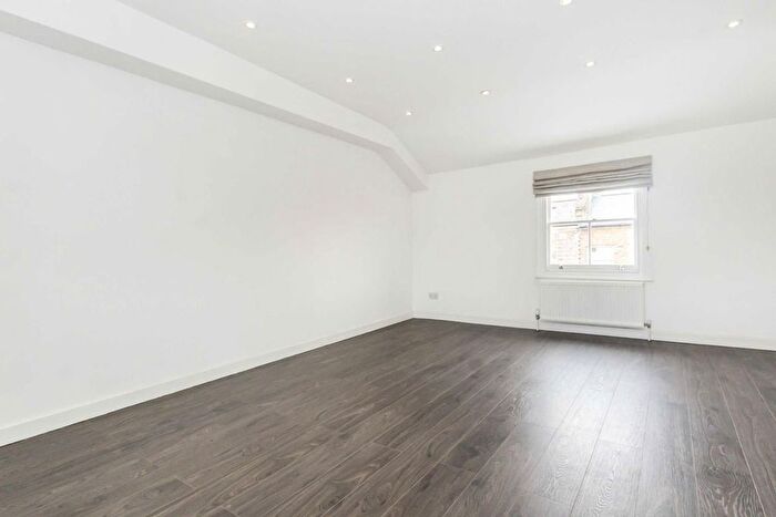 2 Bedroom Flat To Rent In Oaklands Grove, London, W12