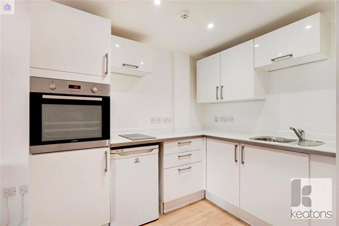 Flat To Rent In New Cross Road, London, SE14