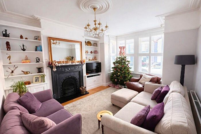 6 Bedroom House To Rent In Bedroom House – Elvendon Road, Bounds Green, N13