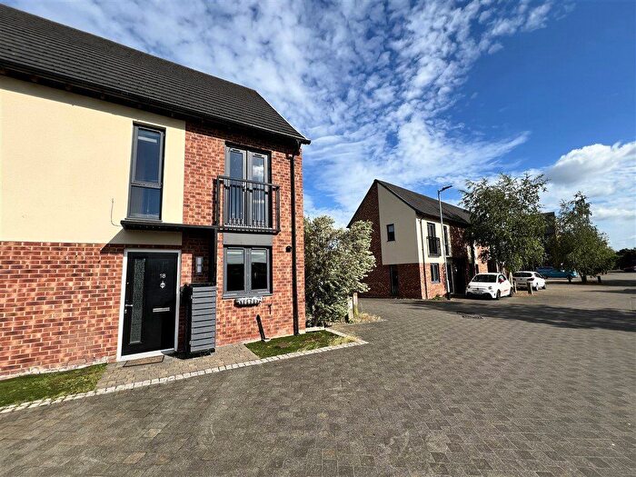 3 Bedroom Town House To Rent In Lapwing Close, Allerton Bywater, WF10