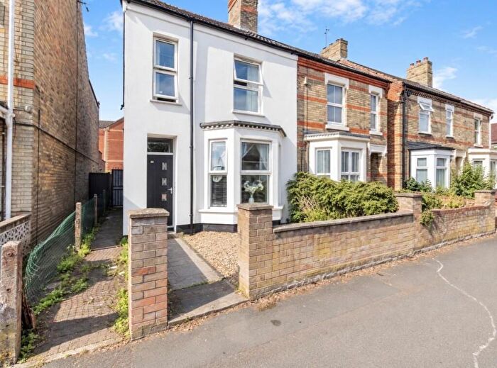 3 Bedroom Semi Detached House For Sale In Huntly Grove, Peterborough, PE1