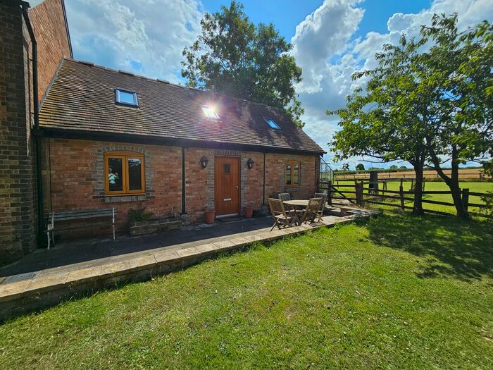 2 Bedroom Barn Conversion To Rent In Offchurch Road, Cubbington, Leamington Spa, CV32