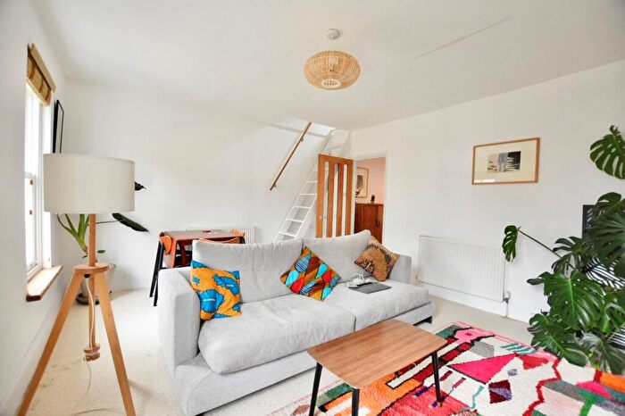 1 Bedroom Flat To Rent In Tennyson Road, Leyton, E10