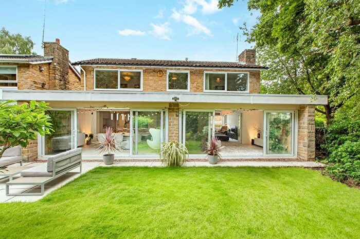 4 Bedroom Detached House For Sale In Whitechapel Close, Oakwood, LS8