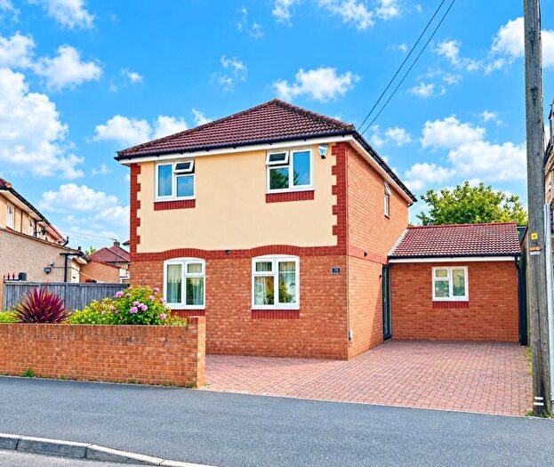 3 Bedroom Detached House For Sale In Beresford Avenue, Slough, SL2