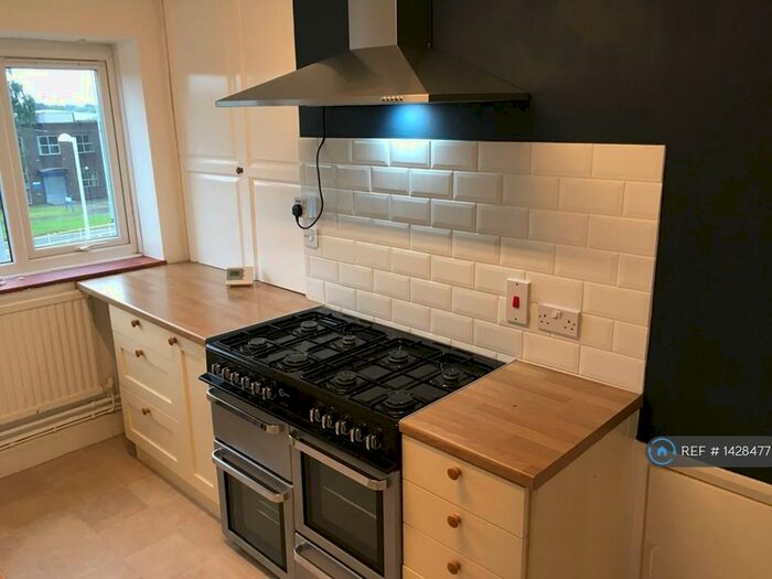 3 Bedroom Flat To Rent In Banbury Road, Manchester, M23