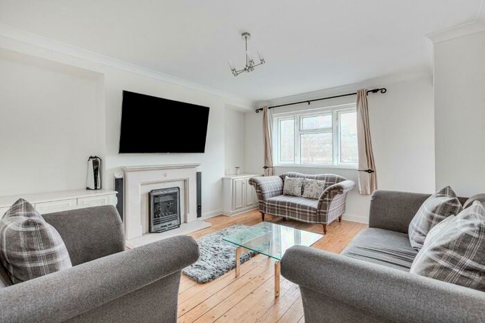 3 Bedroom Flat To Rent In (Short Let) The Willoughbys, London, SW14