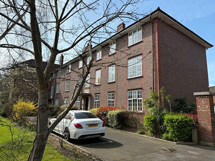 3 Bedroom Flat To Rent In The Green, London, N14