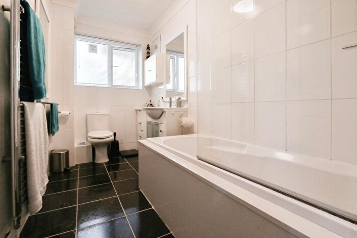 2 Bedroom Flat For Sale In Dean Park Road, Bournemouth, Dorset, BH1