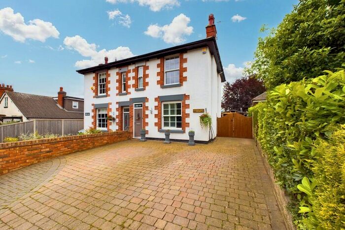 3 Bedroom Semi-Detached House For Sale In Lichfield Road, Hopwas, Tamworth, B78