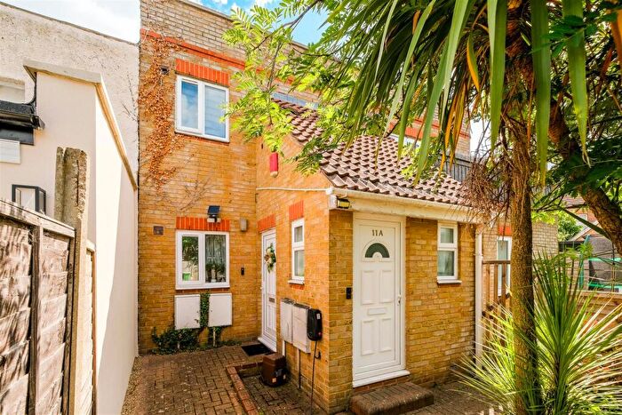 1 Bedroom Flat For Sale In Cart Lane, North Chingford, E4
